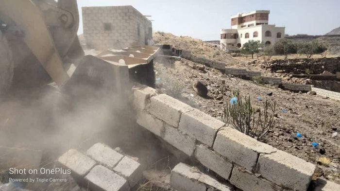 جرافة حوثية تقدم على هدم أراضي سكنية وسط غضب شعبي في دمت