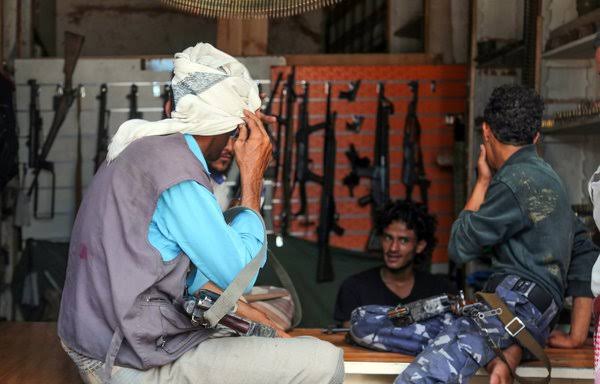 تعز.. العبث بالسلاح يؤدي إلى مقتل شاب عشريني برصاص شخص آخر