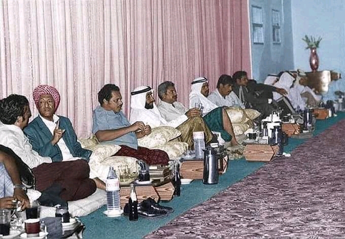 شاهد .. صورة نادرة جدا تظهر رئيس دولة الإمارات الراحل "الشيخ زايد" في ضيافة ثلاثة رؤساء يمنيين .. الاسماء