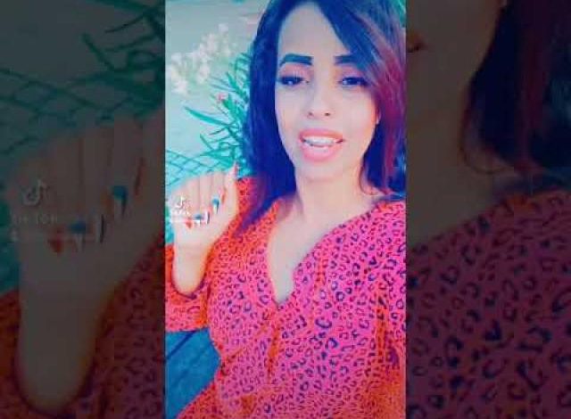 فتاة يمنية تفجر موجة غضب واسعة بعد نشرها فيديو مسيء للرسول محمد(ص) .. ونشطاء يوجهون دعوة عاجلة .. من هي ؟