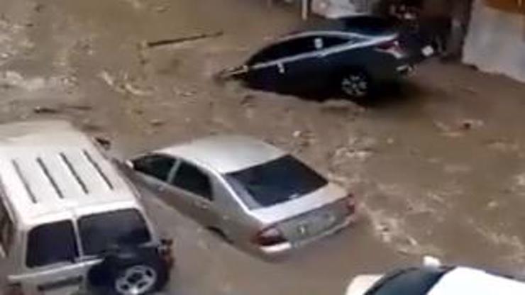 صور مخيفة من مكة المكرمة .. غرق غالبية الشوارع إثر أمطار غزيرة