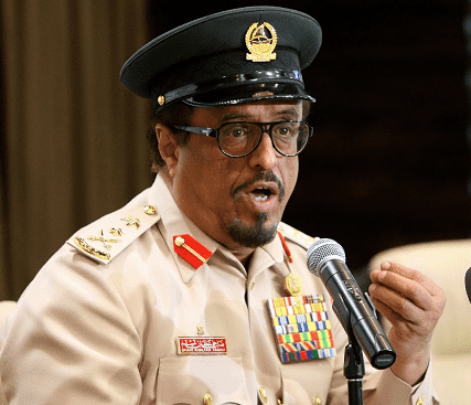 ضاحي خلفان  يغرد مجدداً ضد الإخوان ويشعل الجدل من جديد