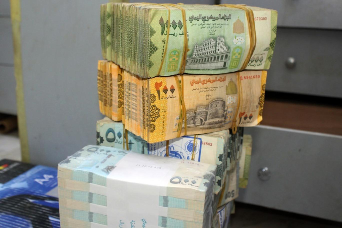 من محلات الصرافة تعرف على اسعار صرف الريال اليمني أمام الدولار و السعودي اليوم الثلاثاء