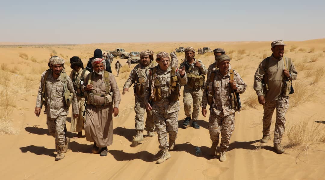 المقدشي يتفقد الخطوط الأمامية في الجبهات الجنوبية بمأرب