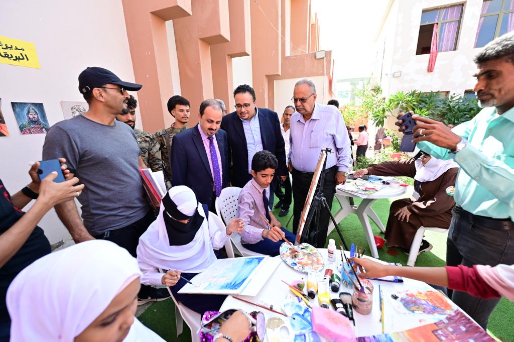 وزير الإعلام يطلع على فعاليات مهرجان شتاء عدن في مسرح حافون  