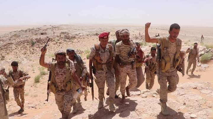 أبطال الجيش يكسرون هجوما حوثيا في جبل مراد ويكبدونهم خسائر كبيرة.. شاهد الفيديو 