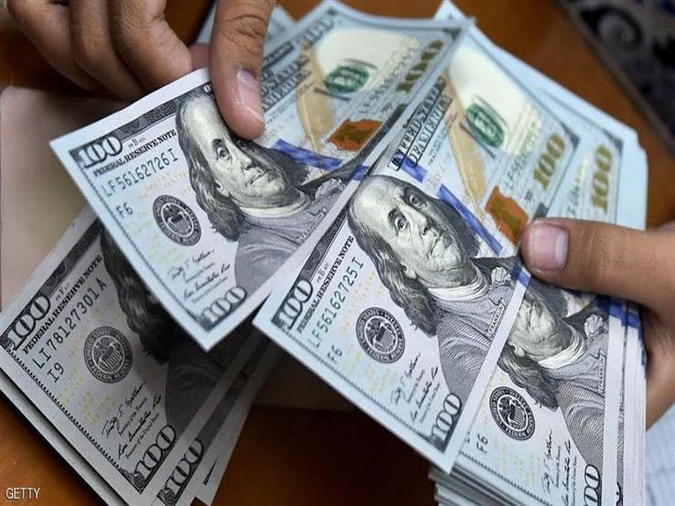 مصادر مصرفية تكشف عن إغراق بكميات ضخمة من الدولار الامريكي المجمد