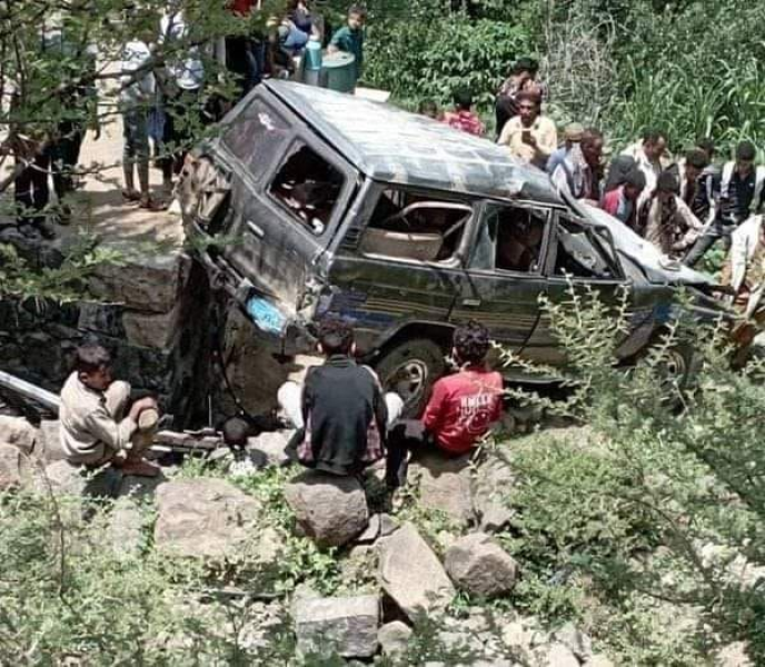 وفاة وإصابة  12مواطن إثر انزلاق سيارة في منحدر جبلي في تعز