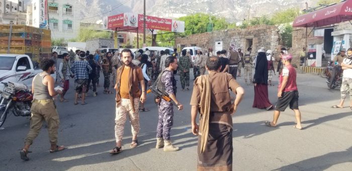 محتجون يغلقون المنفذ الوحيد لمدينة تعز تنديدا بفساد السلطة المحلية