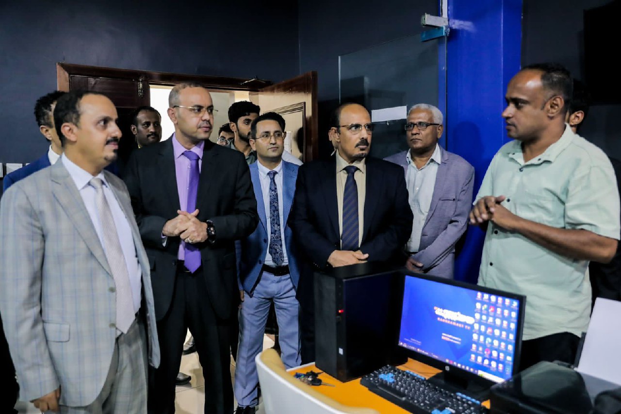 وزير الإعلام ومحافظ حضرموت يطلعان على سير العمل بتلفزيون حضرموت الرسمي ويلتقون منتسبيه 