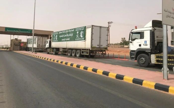  294 شاحنة تعبر من منفذ الوديعة تحمل مساعدات إغاثية لعدد من المحافظات اليمنية