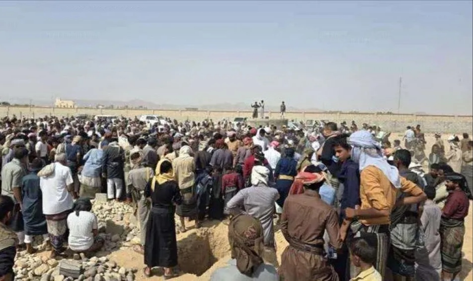 تشييع مهيب.. أبناء شبوة يودّعون الشهيد "الخليفي" ويطالبون بكشف ملابسات الجريمة وإحالة الجناة إلى القضاء