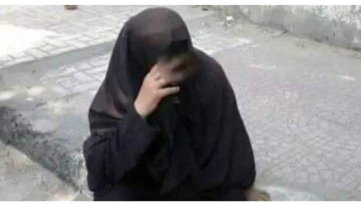 إلى هذا الحال وصل اليمن  .. ‏معلمة فيزياء تتسول  في أسواق عدن والسبب الذي دفعها غير متوقع !