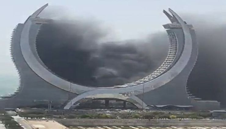صادم وغير متوقع .. شاهد بالفيديو اندلاع حريق ضخم في قطر بالقرب من هذا الملعب الذي يقام فيه كأس العالم