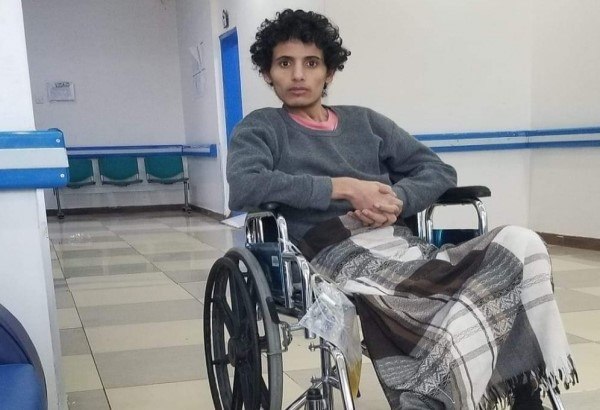 تحت سلطة الحوثيين .. مستشفى خاص يحتجز مريضا مقعدا ووالدته منذ سبعة أشهر
