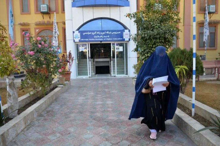 لن تصدق .. طالبان تكشف عن أسباب منع الطالبات من دخول الجامعات الأفغانية
