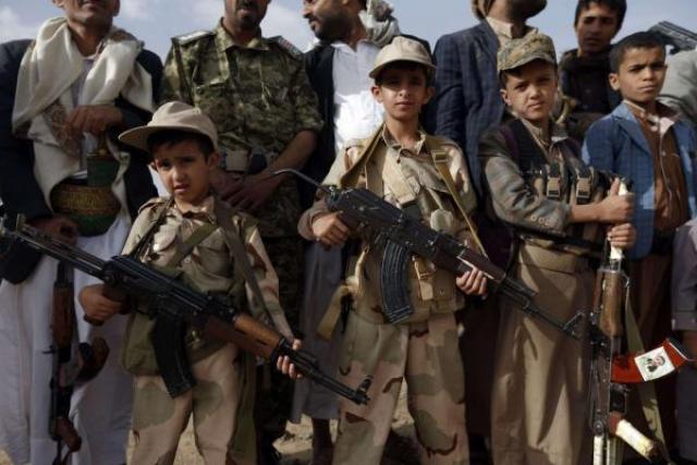 شاهد لحظة آسر طفلين رمى بهم الحوثي الى جحيم المعارك في مارب.. فيديو 