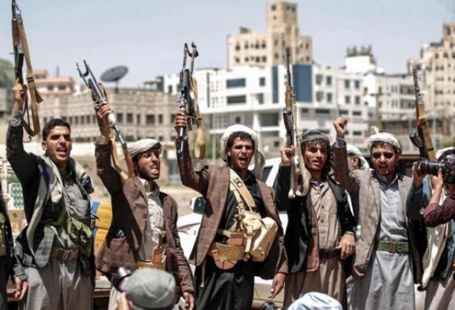 جماعة الحوثي في صنعاء تجبر المواطنين على فعل هذا الشي.. رغم إنعدام المرتبات! 