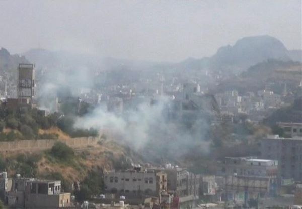 ضمن جرائم الحوثيين .. تدمير منزل في قصف استهدف أحياء شمالي هذه المدينة؟!