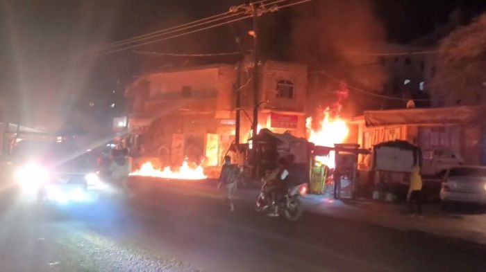 حريق هائل في محافظة تعز يلتهم محطة وقود بالكامل