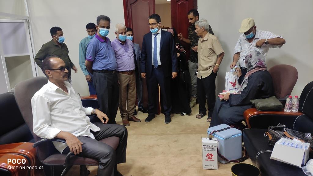 المهندس مطيع دماج يدشن حملة التحصين الوقائية من كورونا لموظفي الأمانة العامة لمجلس الوزراء بعدن