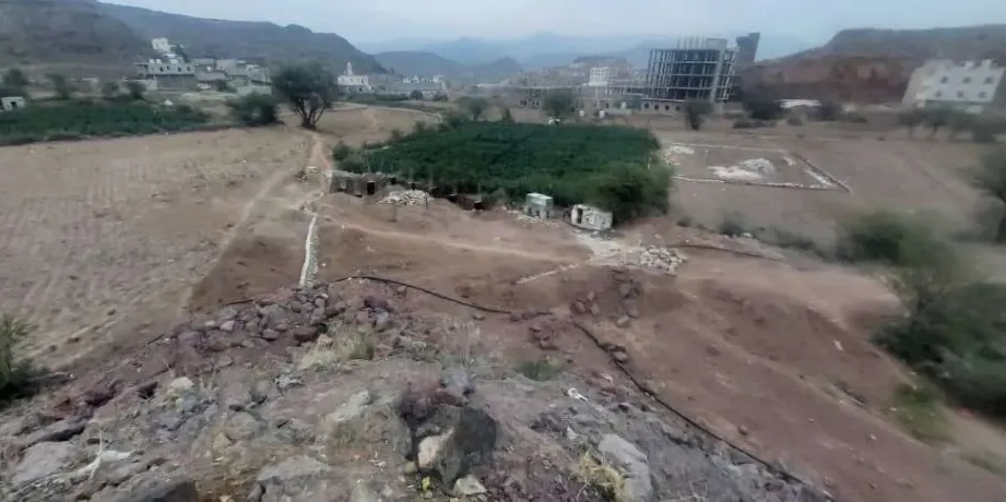 الضالع.. متنفذ يواصل عملية بسط غير شرعية على أرض زراعية خاصة برجل أعمال في دمت