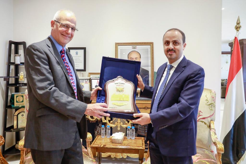 الإرياني يكرم السفير البريطاني بمناسبة انتهاء فترة عمله في اليمن
