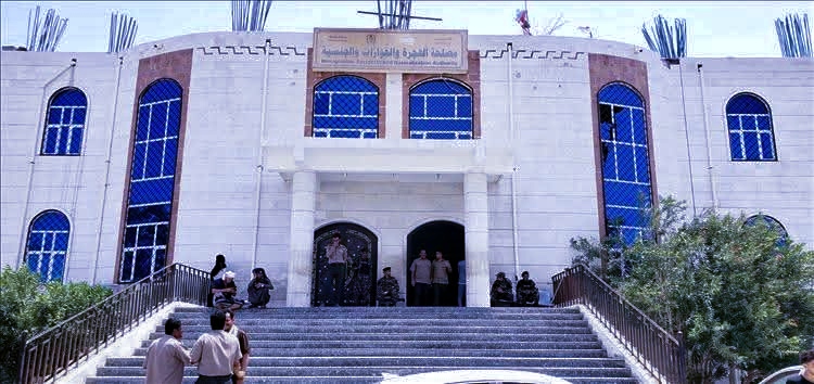 بعد اشتباكات مسلحة.. إستئناف العمل في مقر مصلحة الهجرة والجوازات في عدن