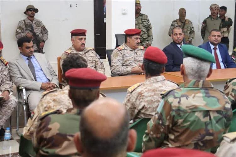 وزير الدفاع ومحافظ سقطرى يطلعان على جاهزية اللواء الأول مشاه بحري