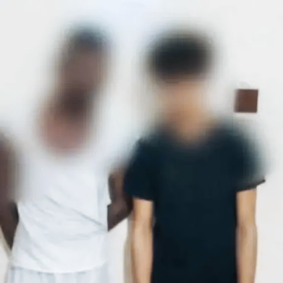المهرة.. مكافحة المخدرات تلقي القبض على متهمين بتجارة وترويج مواد مخدرة في الغيضة