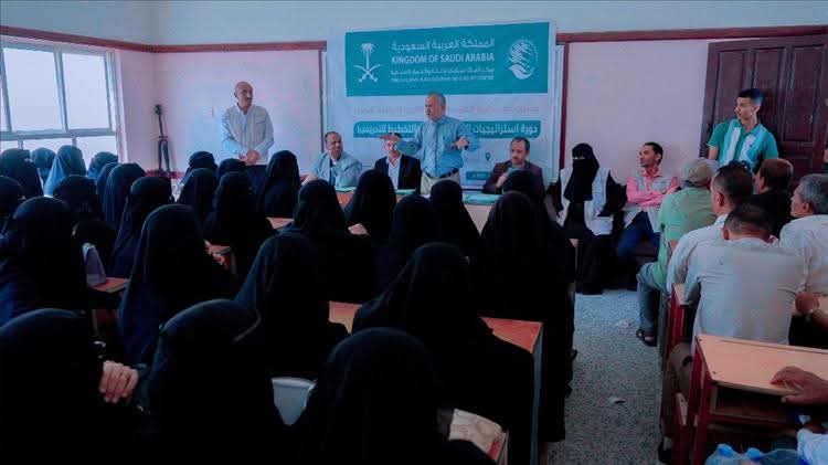 مكتب التربية في تعز يستعد للعام الدراسي الجديد بتدشين برنامجا تدريبياً يستهدف 103 معلما ومعلمة