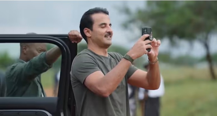 صورة الهاتف الذي يستخدمه أمير دولة قطر خلال رحلة إلى رواندا