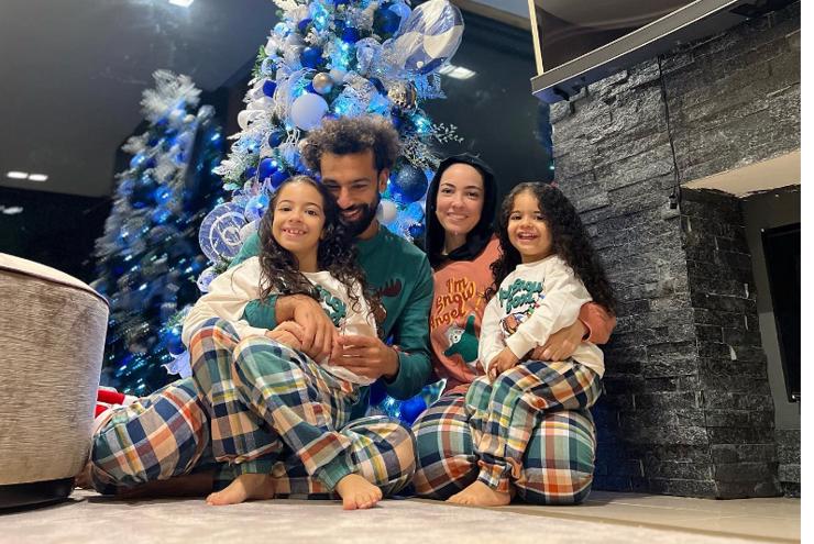 احتفال محمد صلاح مع عائلته بعيد الميلاد يثير جدلا واسعا في الأوساط العربية