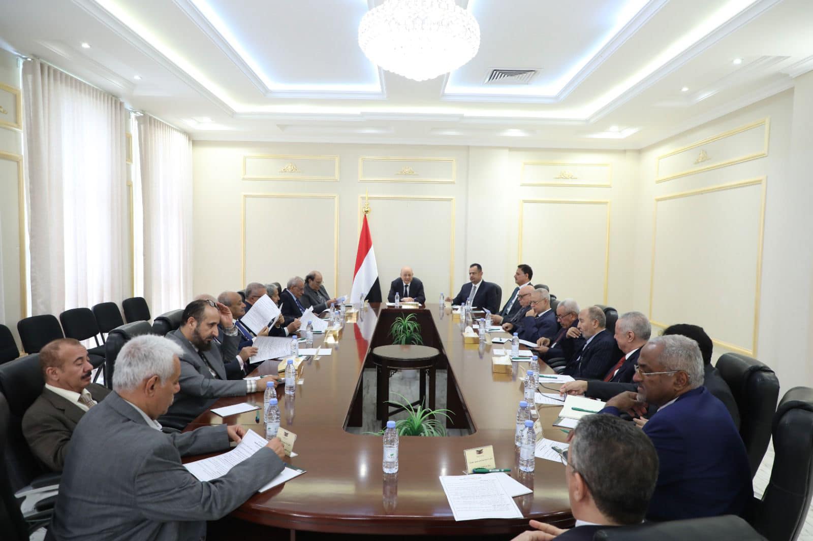 رئيس مجلس القيادة الرئاسي يثمن عالياً استمرار جهود الوساطة السعودية الإماراتية 