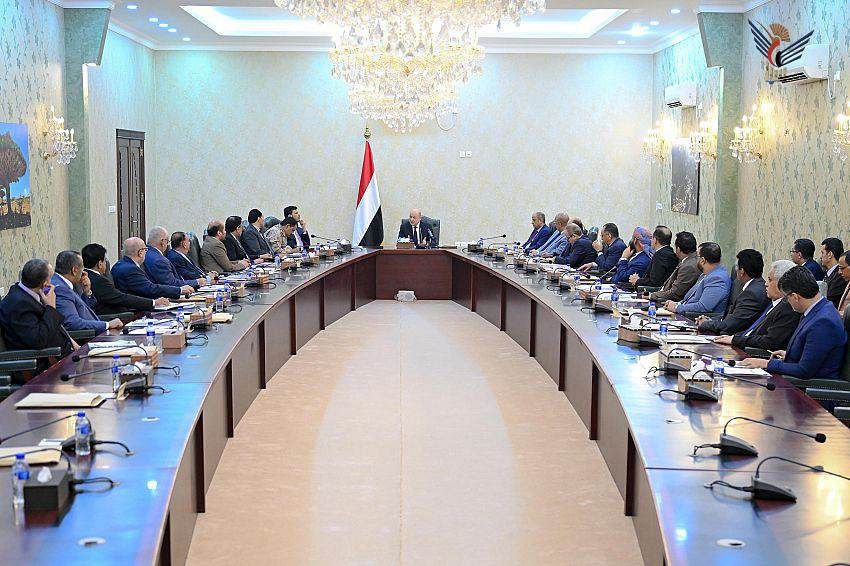 رئيس مجلس القيادة يرأس اجتماعاً طارئاً لمجلس الدفاع الوطني ويقر عدداً من الإجراءات