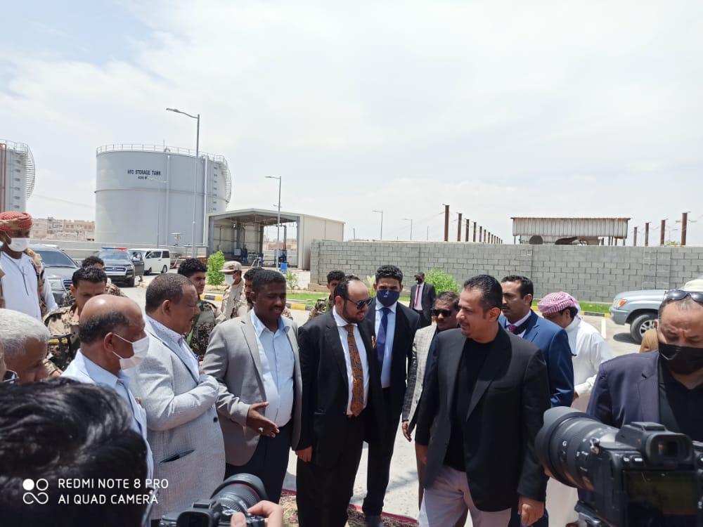 نفذتها شركة الأهرام طاقة .. رئيس الوزراء يفتتح محطة كهرباء الفقيد السقطري في الشحر بقدرة 40 ميجا وات