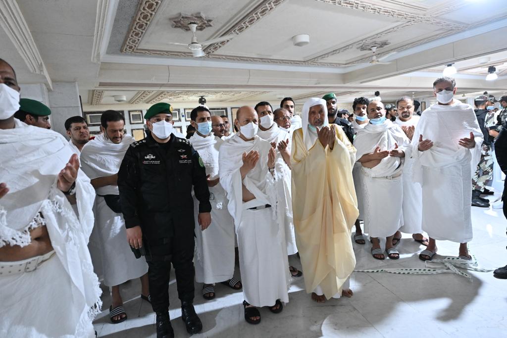شاهد بالصور ..رئيس مجلس القيادة الرئاسي وعدد من نوابه يؤدون مناسك العمرة