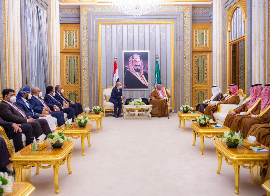 الملك سلمان يستقبل رئيس ونواب مجلس القيادة الرئاسي