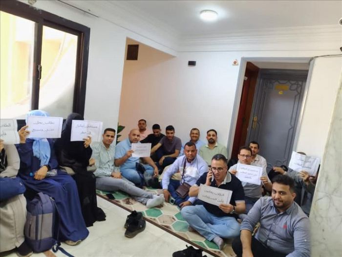 طلاب اليمن المبتعثين في الخارج يوجهون انتقادات لاذعة للحكومة اليمنية