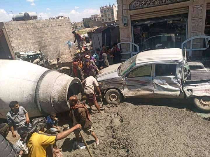 حادث مروع إثر سقوط خلاط أسمنت فوق سيارة في صنعاء