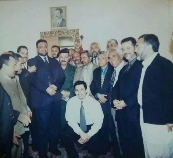 صورة تنشر لأول مرة يظهر فيها نائب الرئيس العراقي طه رمضان و شخصيات سياسية بارزة في اليمن و في خلفهم يظهر زعيم عربي