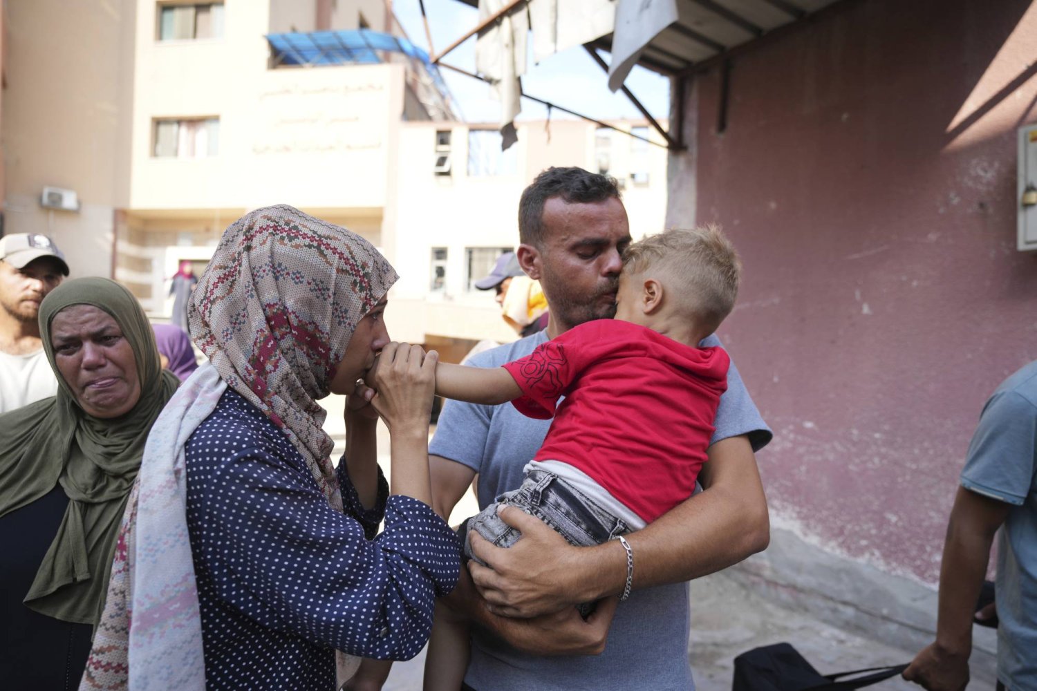 إجلاء 21 طفلاً مريضاً بالسرطان من غزة إلى مصر للعلاج في دولة خليجية