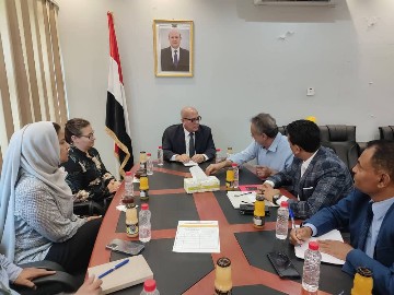 الوزير الأغبري يناقش تعزيز الحكم المحلي الشامل وبناء السلام في اليمن. 