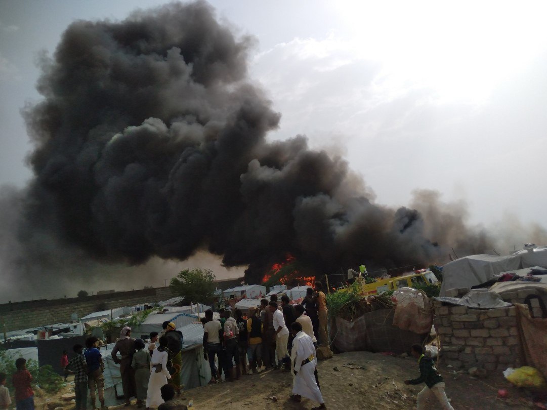 كارثة مأساوية.. حريق يلتهم خيام عشرات الأسر النازحة من المهمشين والأفارقة في مدينة مأرب  