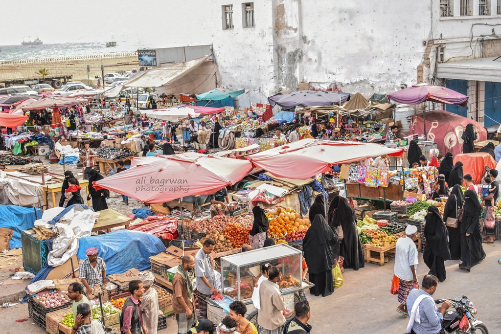 أسواق المكلا تشهد ارتفاعا مفاجئا في أسعار بعض السلع الغذائية الأساسية