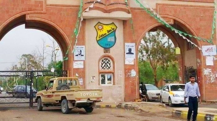 ضمن انتهاكات المليشيا .. الحوثيون يجبرون صحفياً على هذا العمل والتعهد بذلك (تفاصيل مروعة)