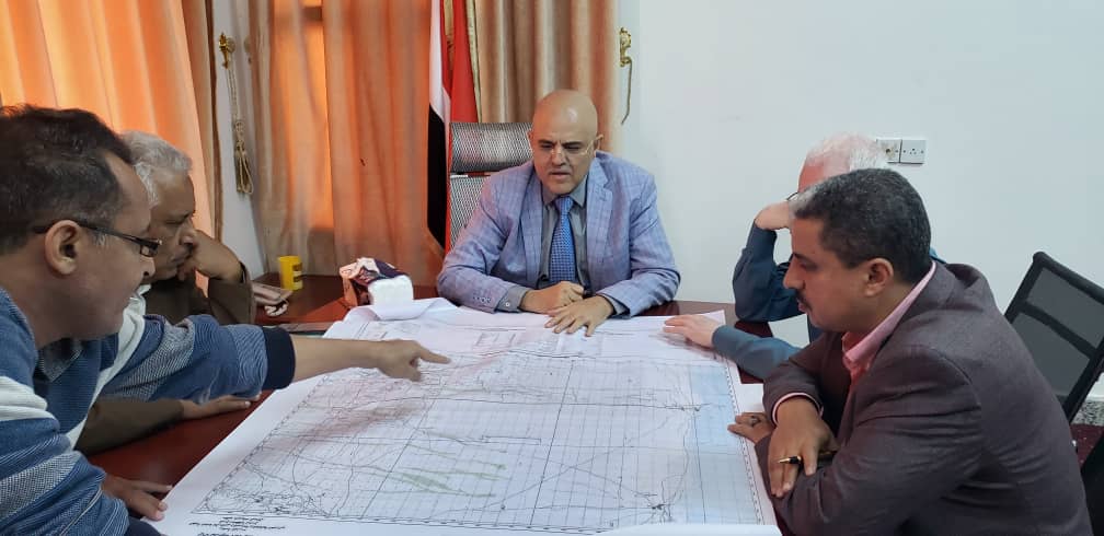 نبيل شمسان يناقش أداء السلطة المحلية بالمخا ويوجه بإحالة المعتدين على أراضي الدولة للقضاء