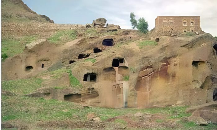 حفر ونبش ونهب ممنهج..  : ميليشيا الحوثي تحول مدينة ظفار إلى مسرح لعمليات نهب المعابد والقصور والأسواق القديمة