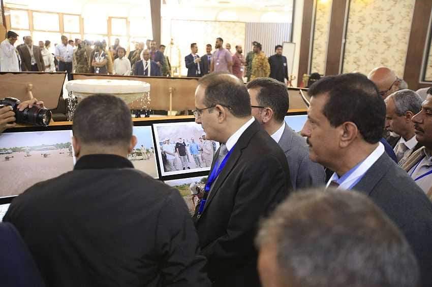 وزير الصحة ووكيل محافظة مأرب يفتتحان معرض صور مشروع مسام حول الألغام