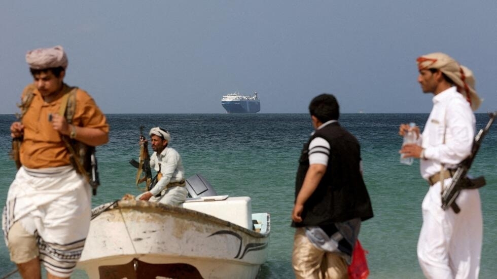 مليشيات الحوثي الإرهابية تستهدف قارب صيد في خليج عدن